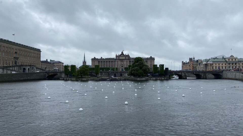 Le parlement de la Suède. À gauche, le palais royal. Stockholm, 2 juin 2022.