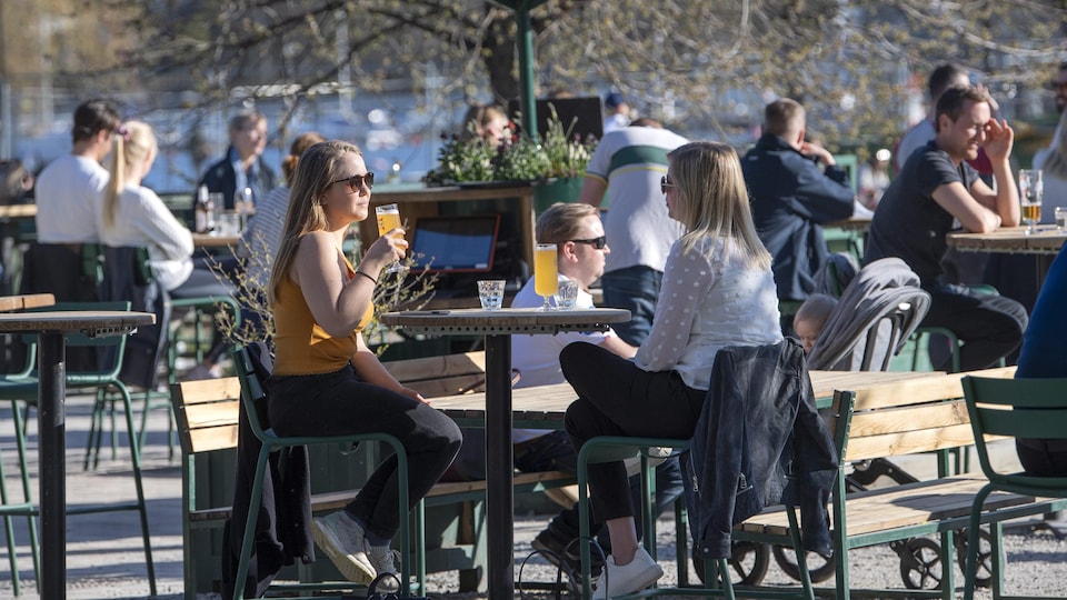 Des Suédois attablés dans une terrasse d'un bar de Stockholm.