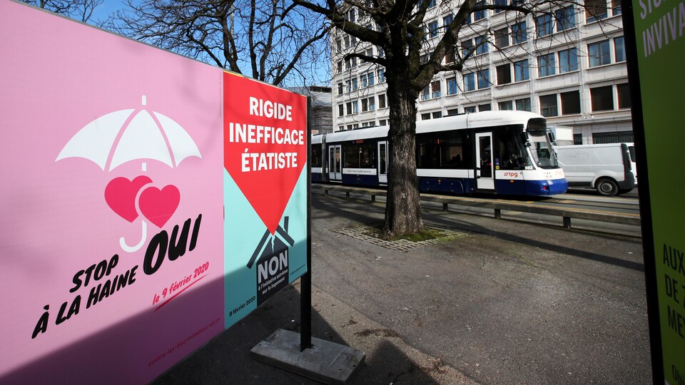 Une affiche en faveur de la modification du Code pénal pour le référendum sur la loi anti-homophobie à Genève   