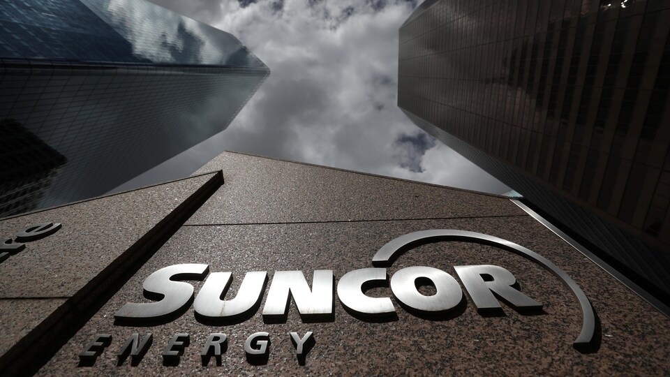 Le logo de la société Suncor Énergie sur son siège social, à Calgary.