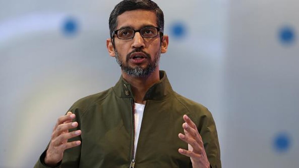 Le PDG de Google fait une présentation.