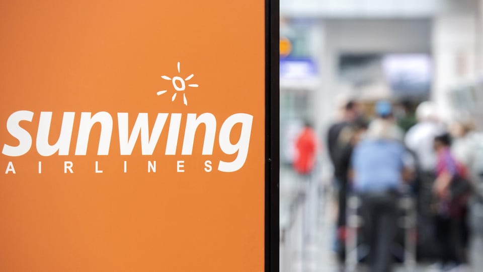Une affiche de la compagnie aérienne Sunwing à l'aéroport de Montréal le 20 avril 2022.