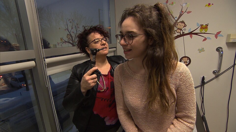 une superinfirmière ausculte une patiente