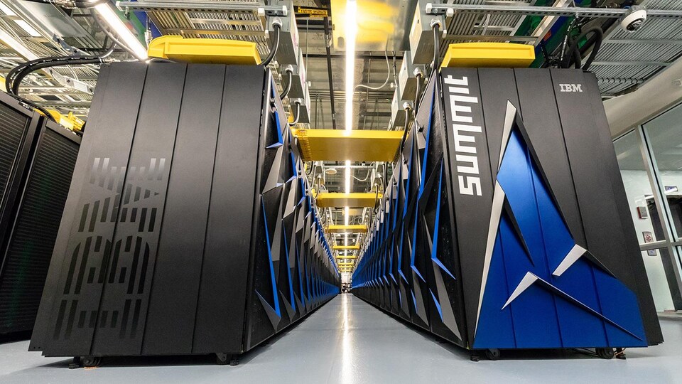 Plusieurs rangées de machines qui constituent le superordinateur. 
