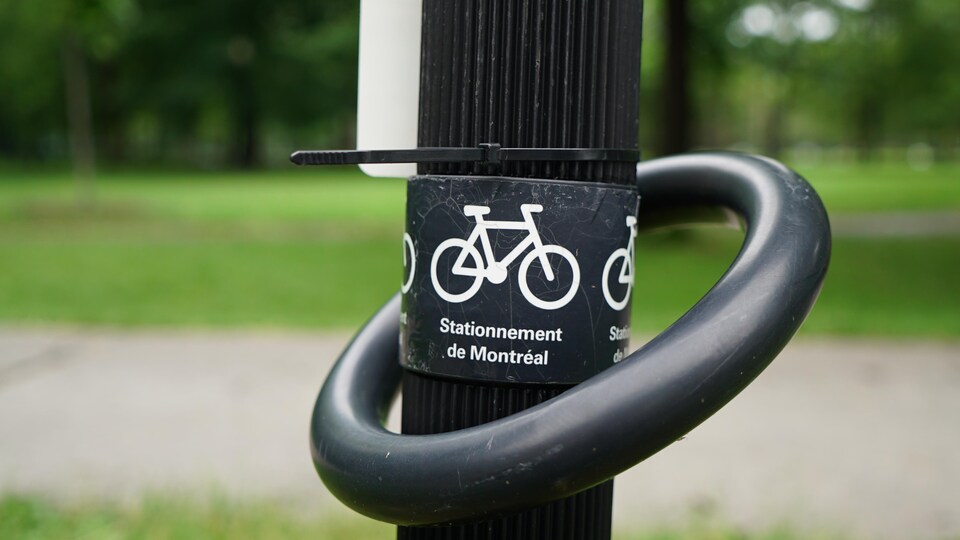 Un support à vélo de la Ville de Montréal