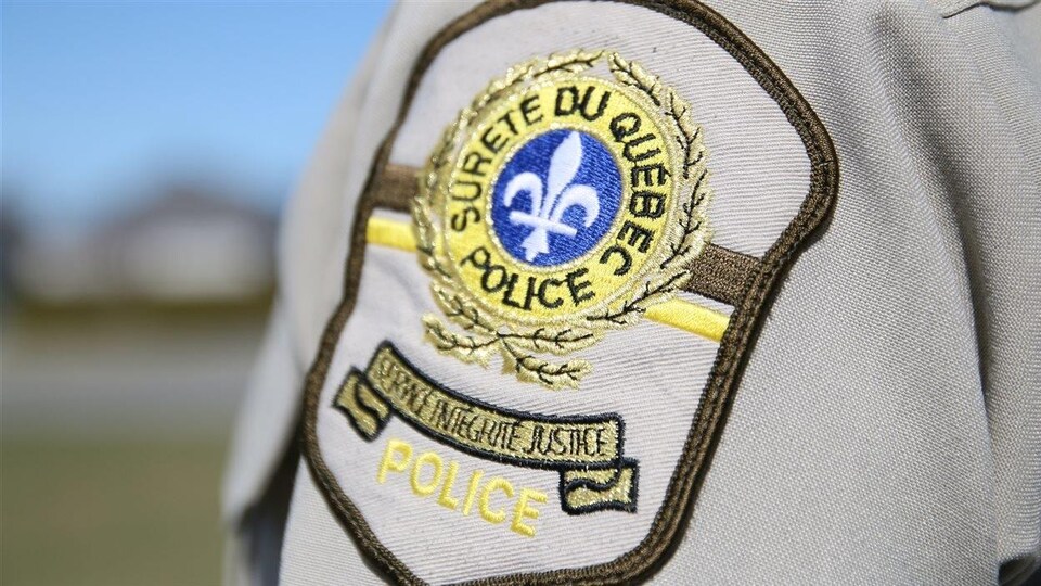 L'écusson de la Sûreté du Québec sur la manche de l'uniforme d'un agent. 