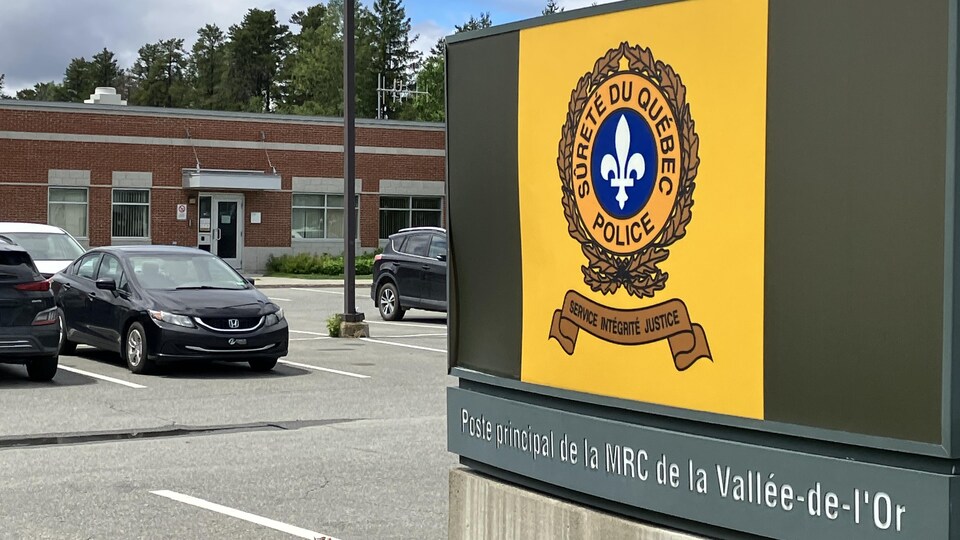 L'entrée principale du poste de la Sûreté du Québec à Val-d'Or.