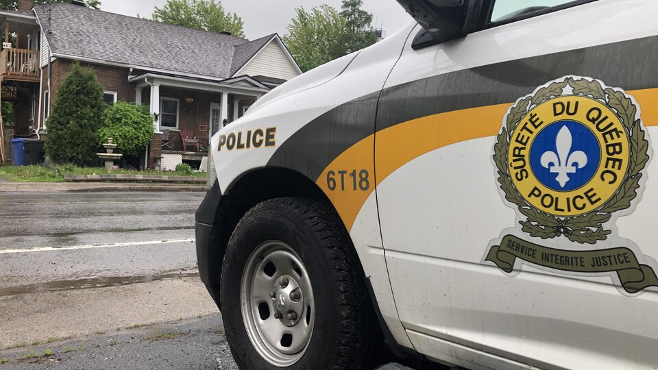 Un véhicule de la Sûreté du Québec devant une résidence.
