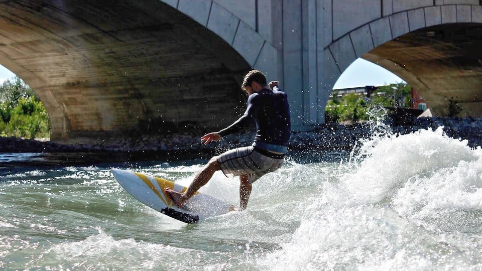 Un homme qui fait du surf sur la rivière