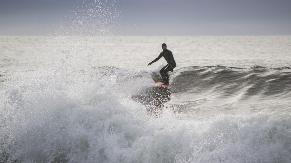 Frédéric Dumoulin pratique le surf à Sept-Îles