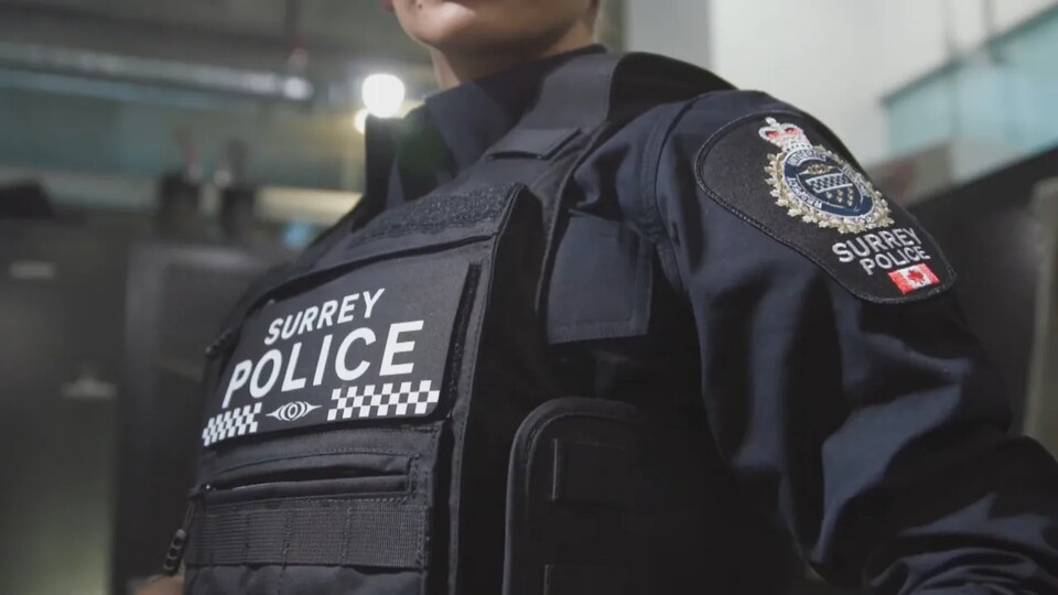 Un policier de Surrey en uniforme. 