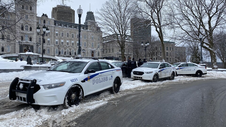 Des véhicules de police stationnés aux abords du parlement.