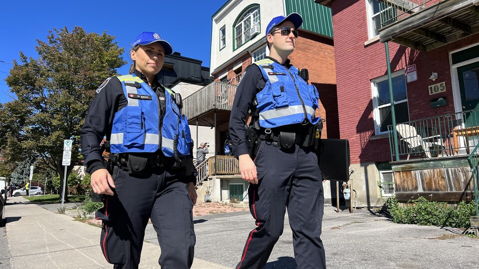 L'agent Bach et l'agent Lemay patrouillent une rue du quartier Côte-de-Sable.