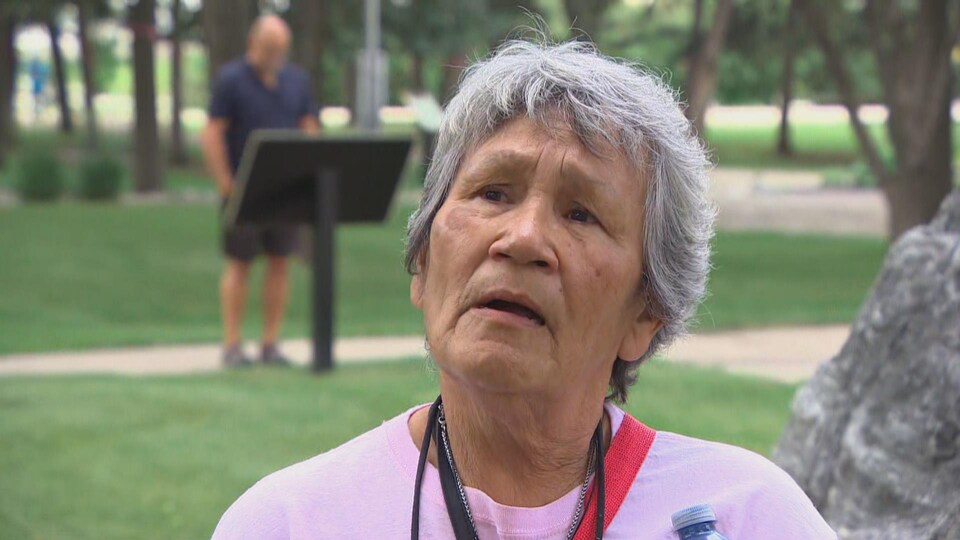 La survivante du pensionnat de Sagkeeng, Cynthia Bunn, participe à la délégation de l'archidiocèse de Saint-Boniface, partie en direction d'Edmonton dans le cadre de la visite du pape au Canada, le 23 juillet 2022. 