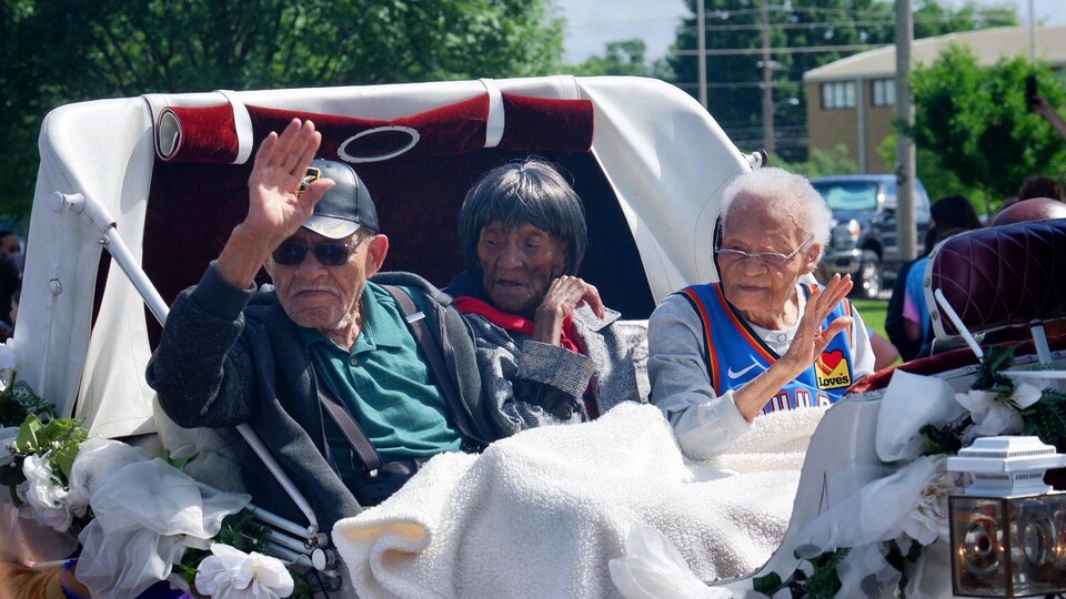 Hugues Van Ellis, Lessie Beningfield Randel et Viola Fletcher assis côte à côte.