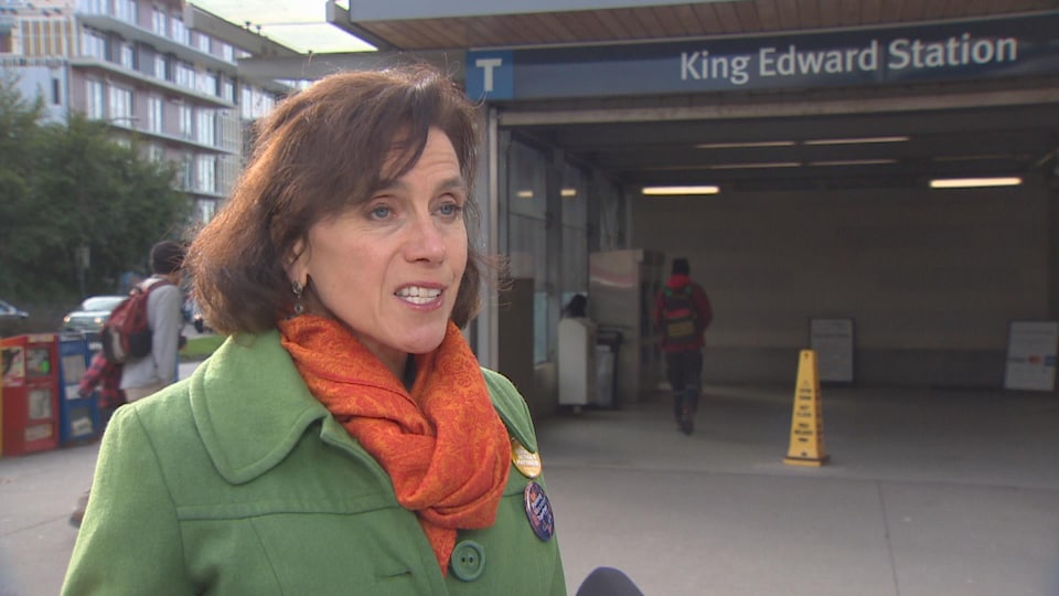 Susan Haid devant la station King Edward de la ligne Canada