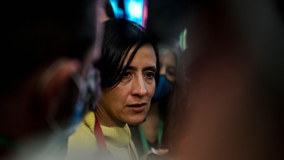 Susana Muhamad écoute la question d'un journaliste lors d'une mêlée de presse.