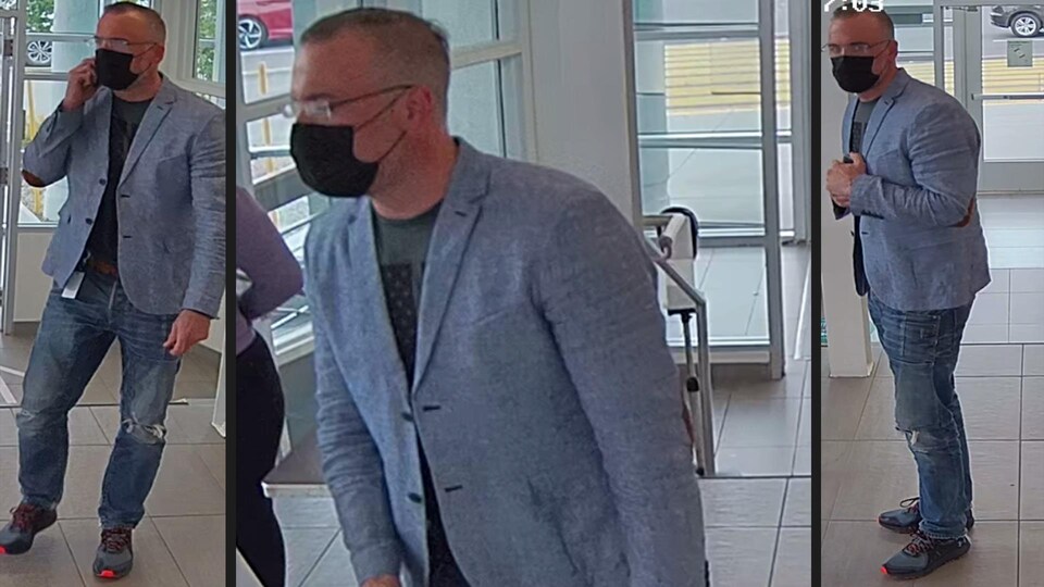 Un homme vêtu d'un veston bleu pâle est debout dans un hall d'entrée dans un montage de trois photos sous différents angles.