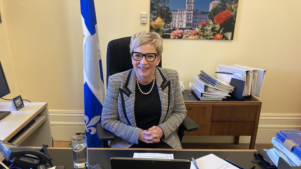 Suzanne Blais assise dans son bureau de Québec.