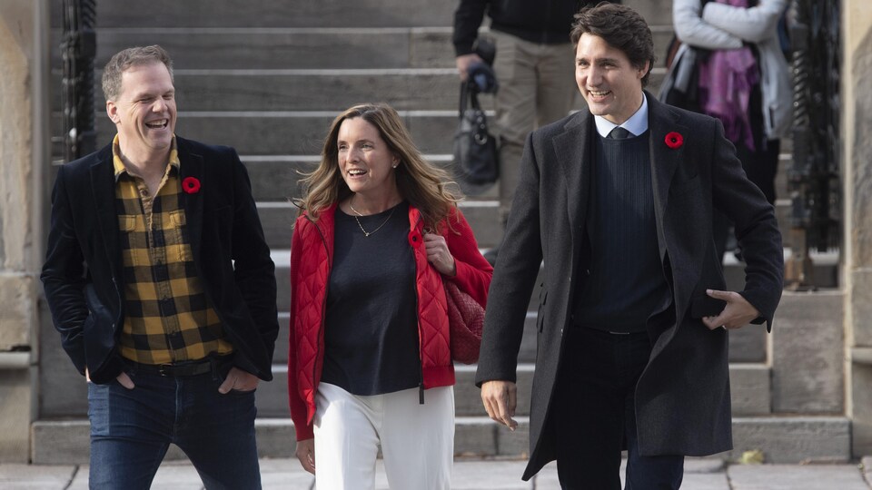 Justin Trudeau et Suzanne Cowan (au centre)