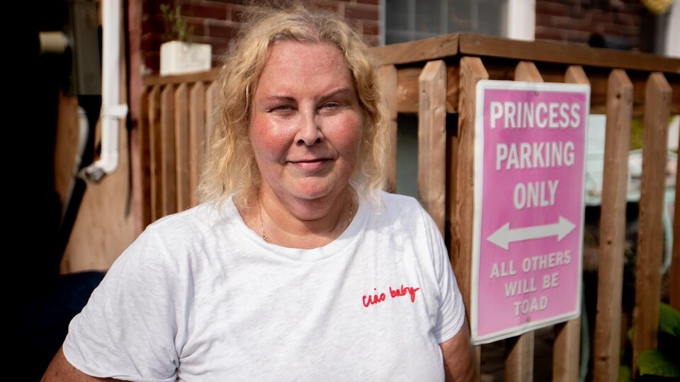 Suzanne Creighton devant sa maison.
