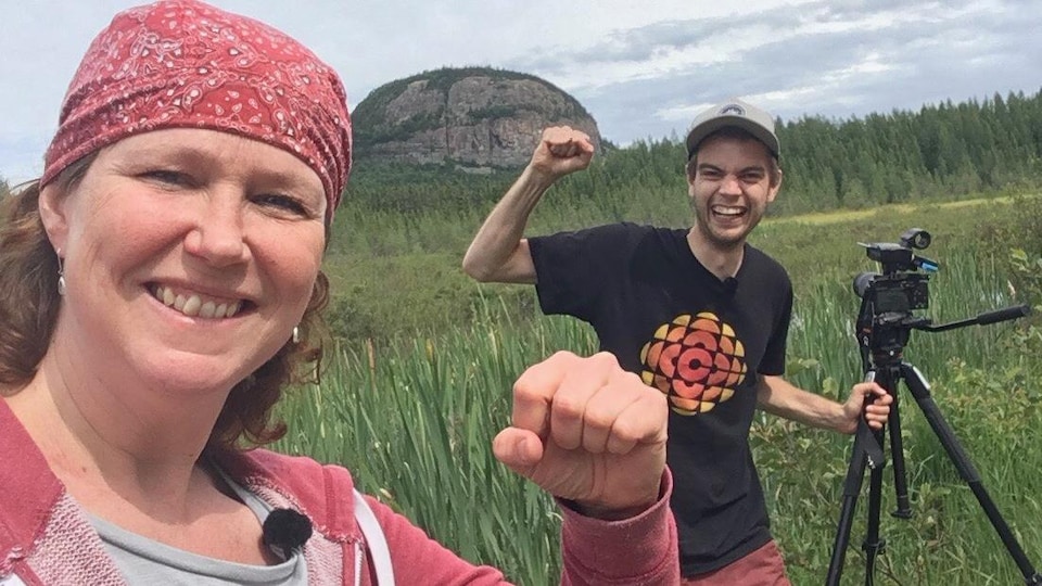 Deux personnes devant une montagne.