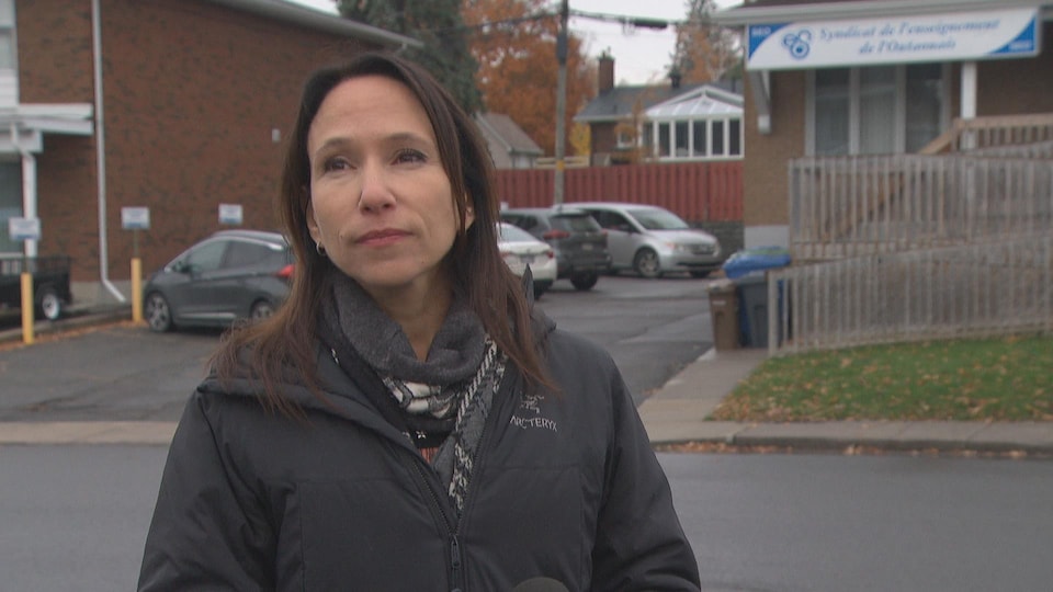 Suzanne Tremblay, in an interview on the sidewalk, in front of the teaching union office. 