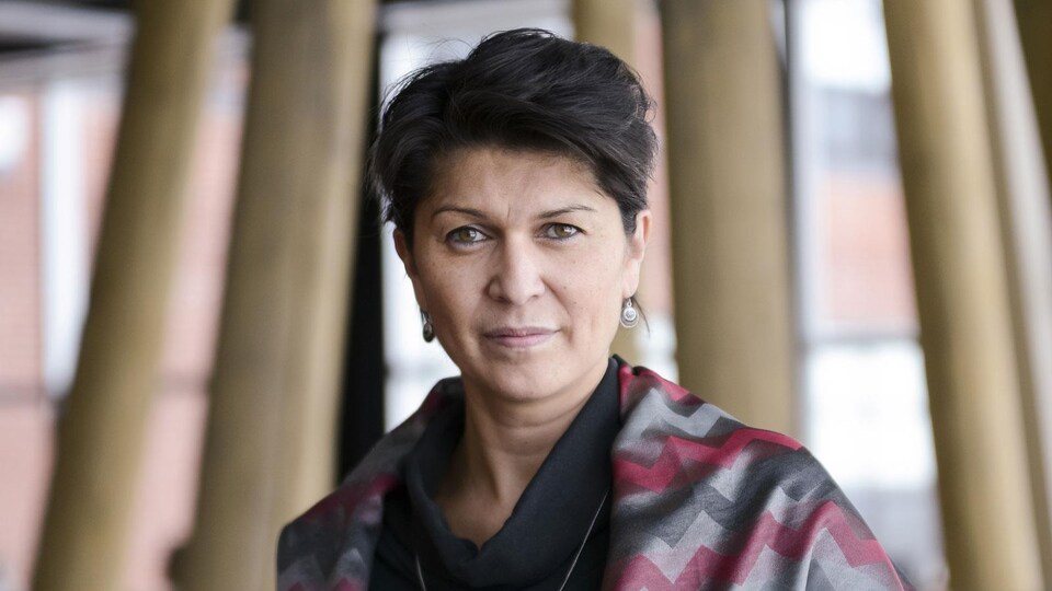 La professeure Suzy Basile pose pour la caméra.