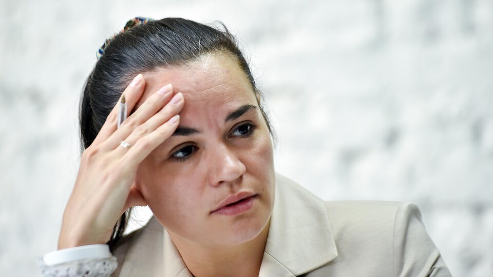 Svetlana Tikhanovskaïa, l'air dépassé.
