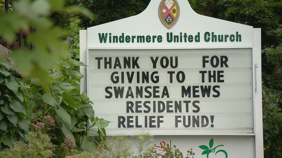 Un panneau sur lequel on peut lire un message de remerciements aux donateurs pour la cause des évacués de Swansea Mews.