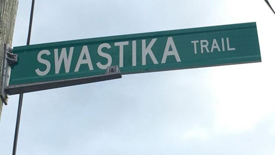 Panneau de signalisation de rue vert qui dit : Swastika Trail.