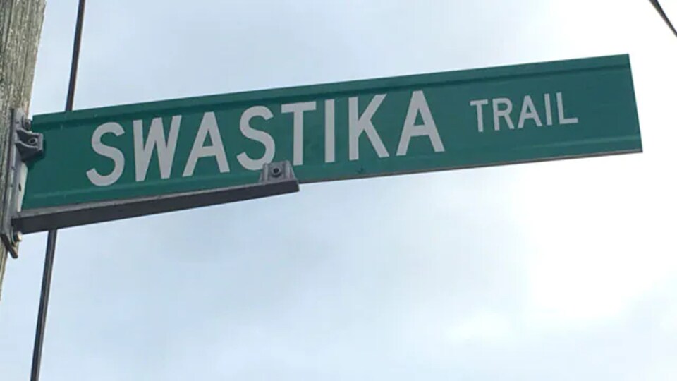 Le nom de Swastika Trail sur un panneau routier.