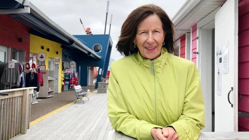 Marlene Usher se tient devant les commerces du port de Sydney. 