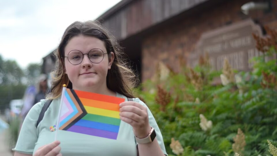 Sydney Van den Hoek porte un petit drapeau LGBTQ+.