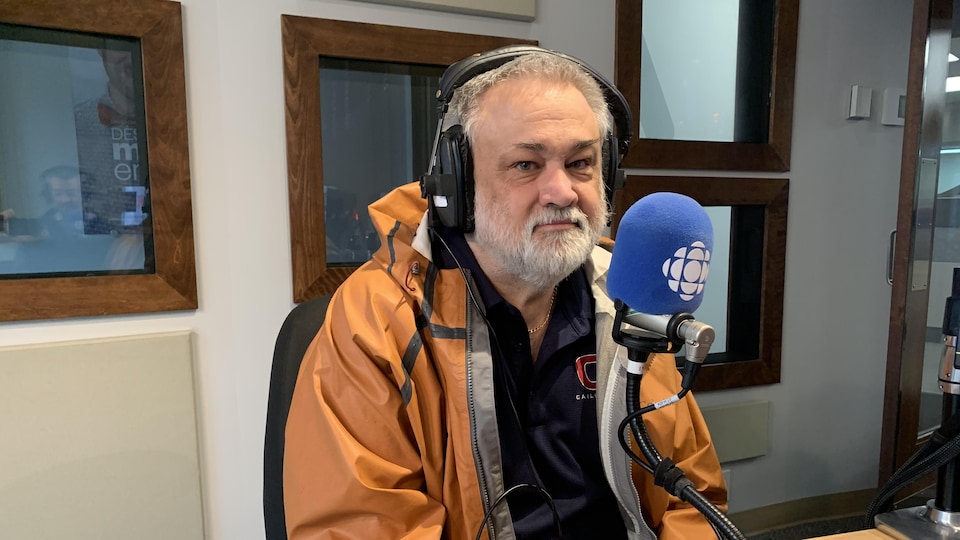 Sylvain Blais est dans un studio de Radio-Canada à Rouyn-Noranda.