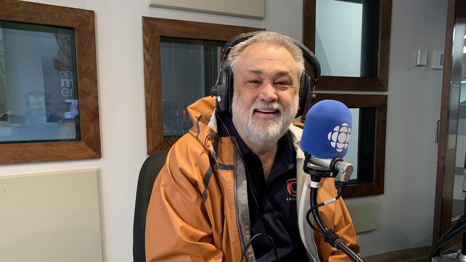 Sylvain Blais dans le studio de Radio-Canada à Rouyn-Noranda.