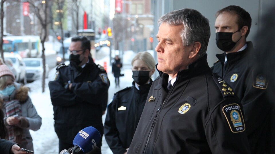 Sylvain Caron en conférence de presse à l'extérieur du quartier général du SPVM, à Montréal, entouré d'autres personnes.