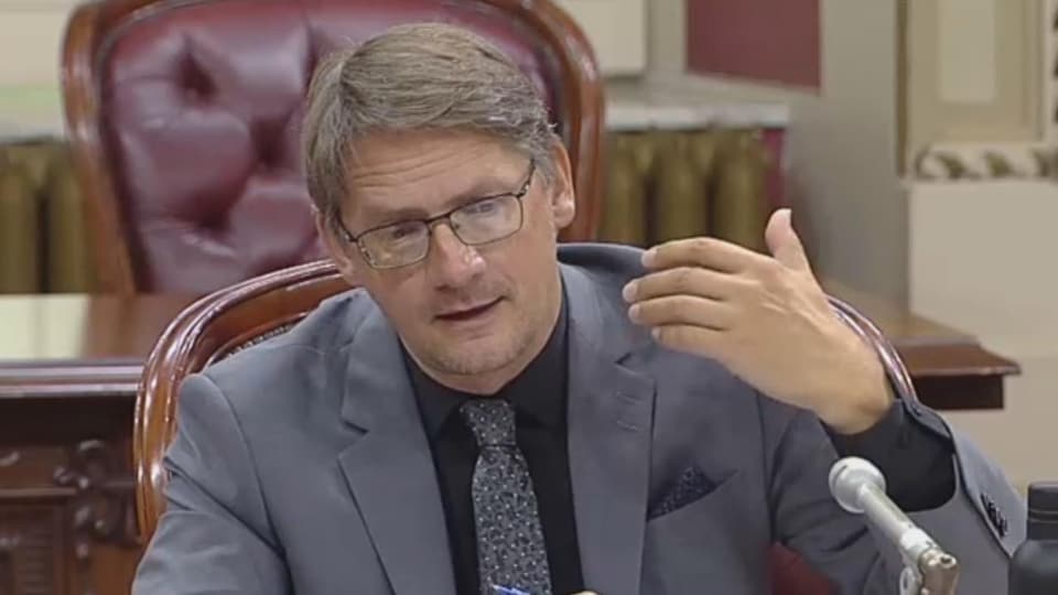 Le député Sylvain Gaudreault parle au micro.