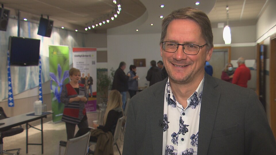 Le député provincial Sylvain Gaudreault sourit à la caméra.