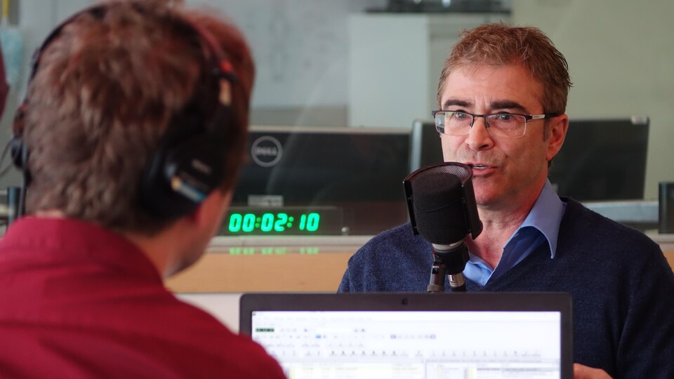 Sylvain Leduc parle au micro dans le studio de radio de Radio-Canada à Rimouski.