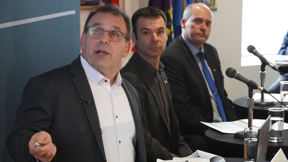 Sylvain St-Pierre, accompagné du directeur général de la Ville de Rimouski, Marco Desbiens, et du maire Guy Caron.