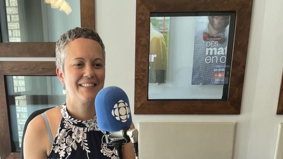 Sylviane Legault en entrevue dans le studio de Radio-Canada à Rouyn-Noranda.