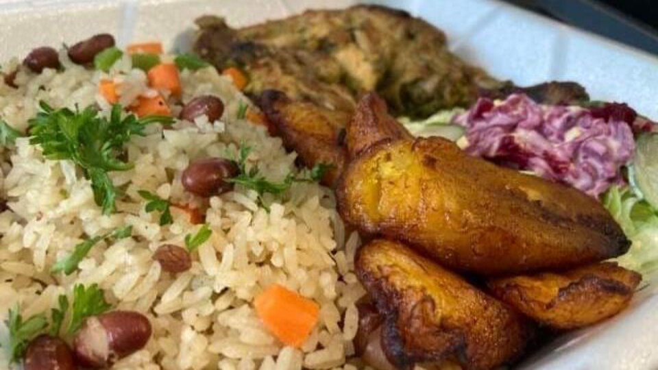 De la nourriture dans un plat.