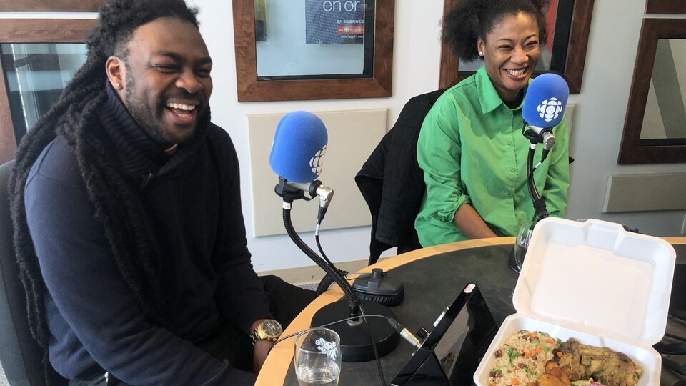 Carlos Sodji et Sylviane Senou, tout souriants, avec un plat traditionnel du Bénin, lors de leur passage dans le studio de Radio-Canada.