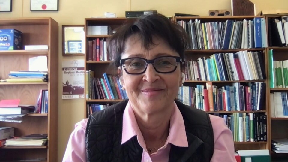 Sylvie Barma accorde une entrevue en vidéoconférence.