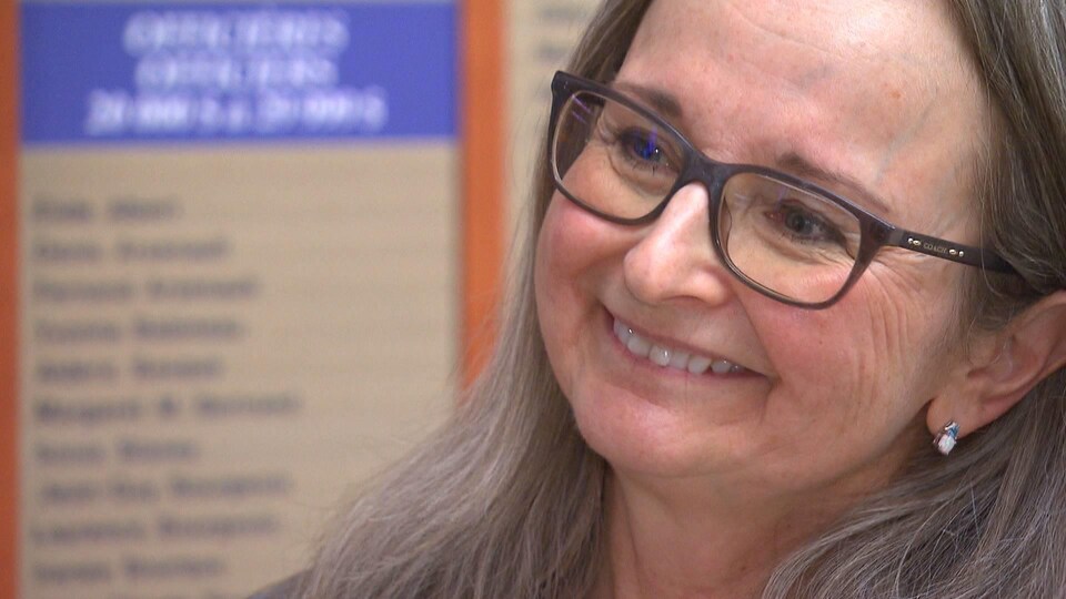 Sylvie Blain sourit pendant une entrevue dans un couloir de l'université.