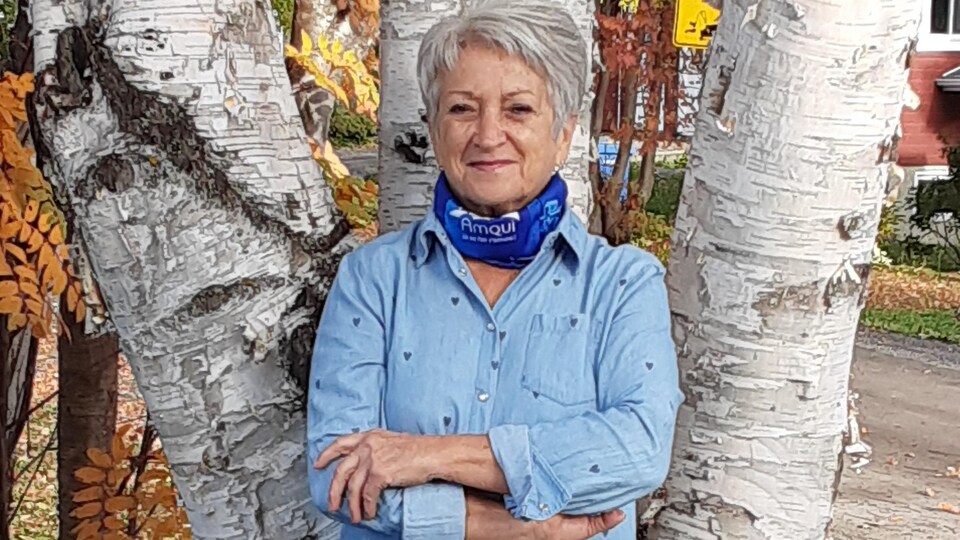 La candidate à la mairie d'Amqui Sylvie Blanchette photographiée devant des arbres.