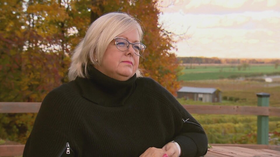 Mme D'Amours répond aux questions de la correspondante parlementaire Véronique Prince.