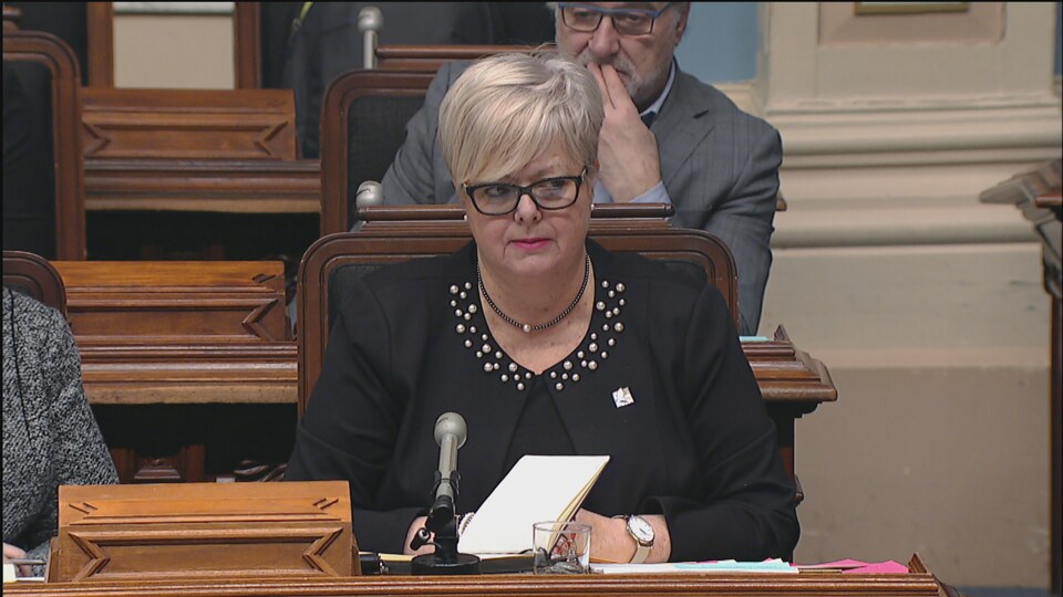 La ministre assise à son siège de députée à l'Assemblée nationale, à Québec.
