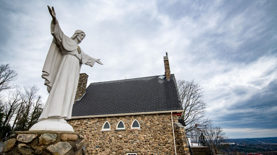 La chapelle du Sanctuaire de Beauvoir. En avant-plan, il y a une statue blanche de Jésus. 